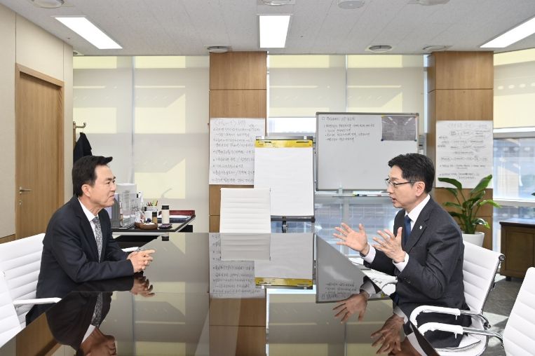 김 지사는 5일 세종시에 위치한 지방시대위원회를 방문, 김경수 위원장을 예방했다.