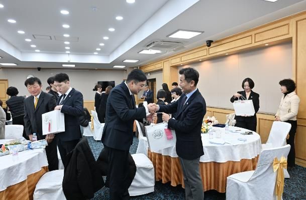 중구, 신규 직원에게 첫걸음 꾸러미 제공