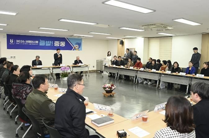 조용익 부천시장이 중동 행정복지센터에서 새해 인사를 전하고 있다.