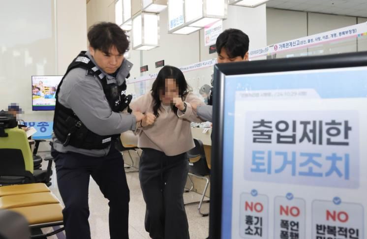 동구청 1층 민원실에서 진행된 비상상황 대응 모의훈련 모습