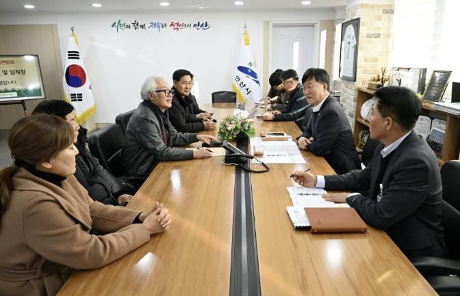 22일 이민근 안산시장(오른쪽 앞에서 두번째)과 안산시 재건축연합회 관계자들이 간담회를 진행하고 있다