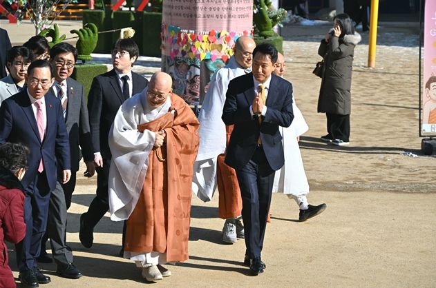 오세훈 서울시장이 27일(화) 조계사에서 열린 ‘2026 한국불교종단협의회 신년하례법회’에서 참석자들과 인사를 나누고 있다.