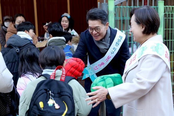 성동구의 한 초등학교에서 정원오 성동구청장(가운데)이 학생들과 소통하고 있는 모습