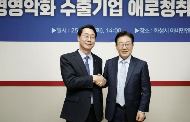 정명근 화성특례시장과 이재명 당시 더불어민주당 당대표가 악수를 하고 있다.