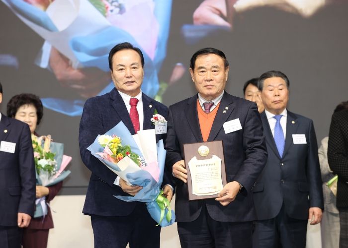 이재식 수원특례시의회 의장, 대한민국시군자치구의회의장협의회 정기총회 수상