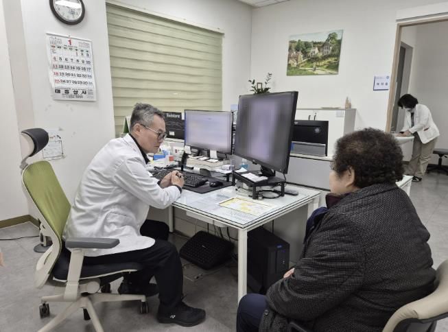 보건소 진료대행의사 진료 모습