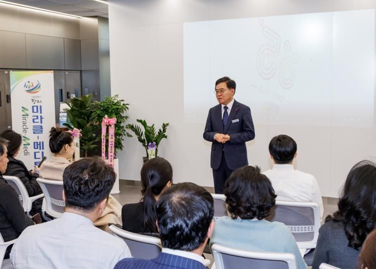 진교훈 강서구청장이 세미나 시작 전 인사말 하는 모습