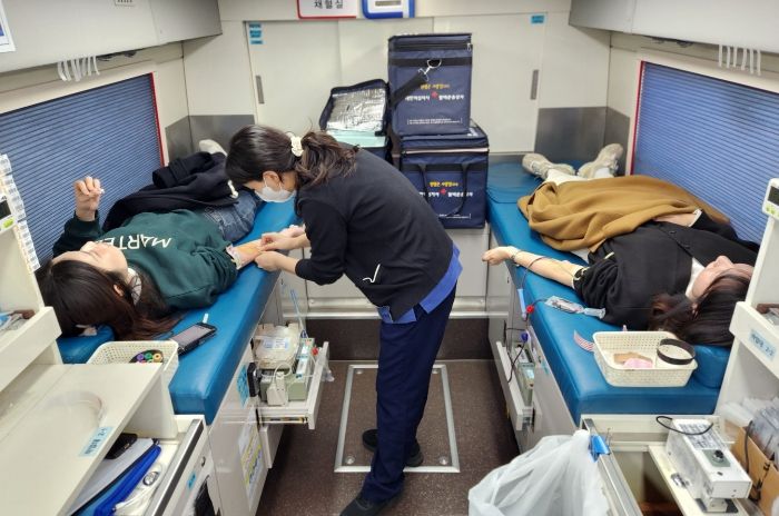 영천시는 30일 시청 전정에서 대한적십자사 대구·경북혈액원과 함께 올해 첫 ‘생명나눔 사랑의 헌혈’ 행사를 진행했다.