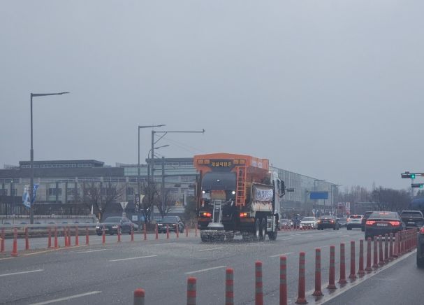 지난 1월 11일 제설차량으로 도로에 제설제를 살포하는 모습.