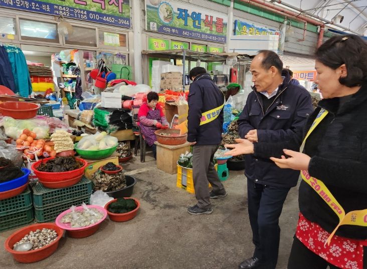 ‘설 안심 장보기’ 녹동시장서 물가안정 캠페인