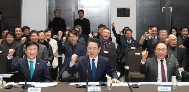 2026여수세계섬박람회조직위원회 공동위원장(왼쪽부터 정기명 여수시장, 김영록 전라남도지사, 박수관 ㈜YC-TEC 회장)이 지난 9일 여수 소노캄에서 열린 ‘2026여수세계섬박람회 도민보고회’에서 참석자들과 기념촬영을 하고 있다.