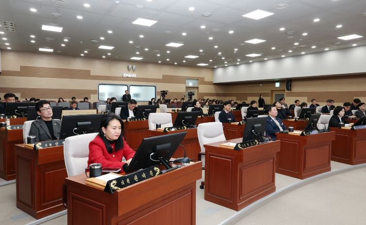 제264회 아산시의회 임시회 제2차 본회의를 개회했다.
