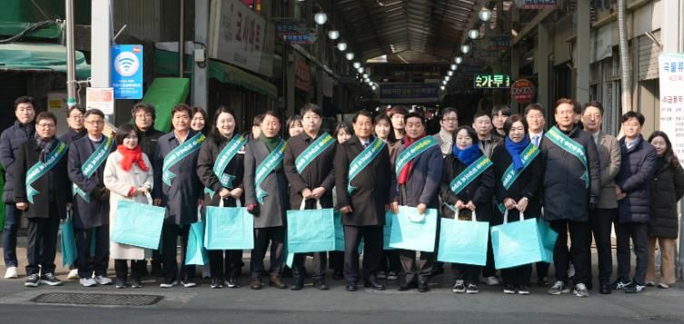 안동시의회, 설맞이 전통시장 장보기 행사 실시