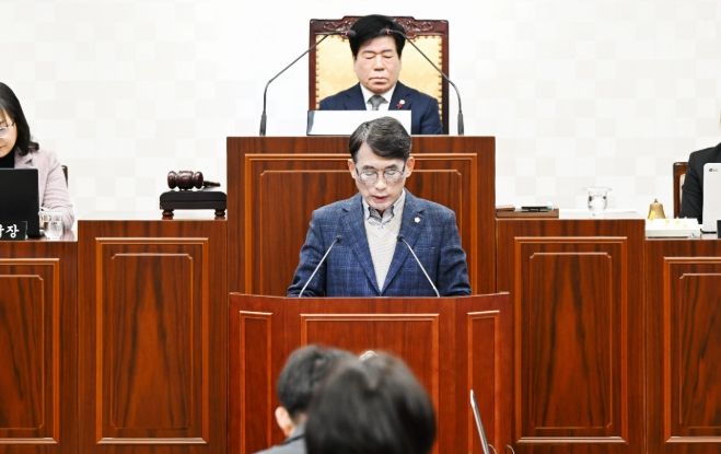 제291회 임시회 제2차 본회의에서 김상수 의회운영위원장이 제안설명을 진행하고 있다.