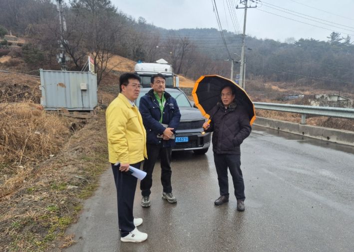 이호범 부군수가 아프리카 돼지열병 방역 현장을 점검하는 모습
