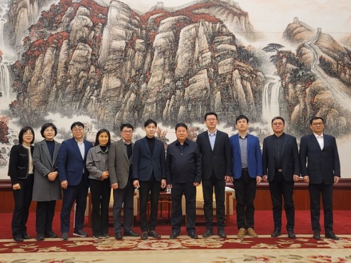 지난 9일부터 11일까지 3일간 중국 톈진시 빈하이신구에 방문해 관광교류 확대 및 교류협력 MOU 체결을 위한 사전 협의를 진행한 포항시 대표단이 기념촬영을 하고 있다.