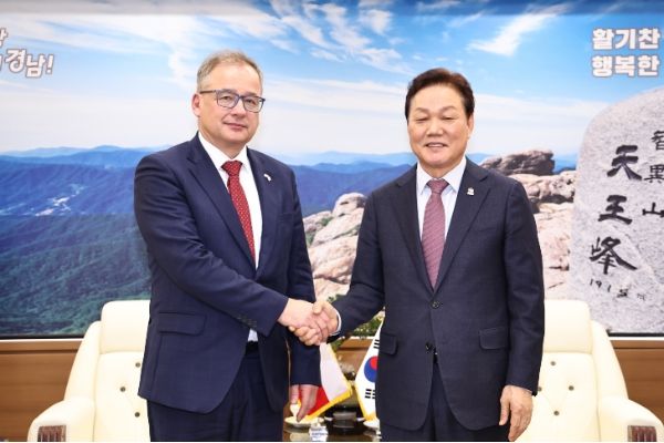 주한체코대사접견-(좌)이반얀차렉주한체코대사,(우)박완수경남도지사