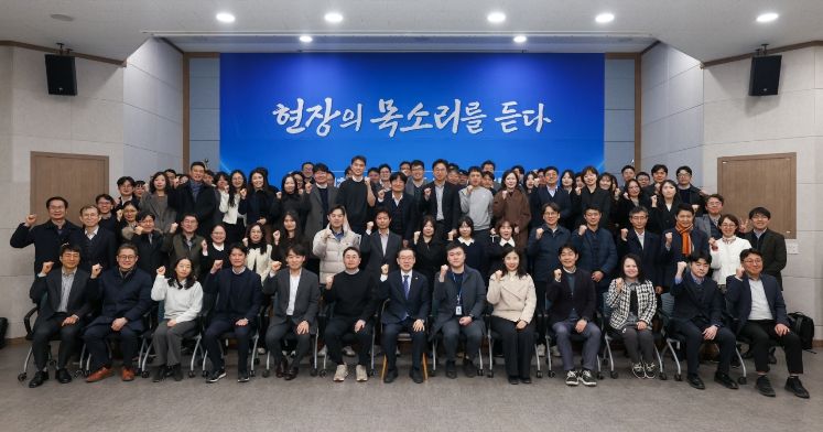 이명구 관세청장(앞줄 가운데)이 23일 정부대전청사에서 열린 ‘관세청 혁신 공감 타운홀 미팅’을 마친 뒤 기념 촬영하고 있다