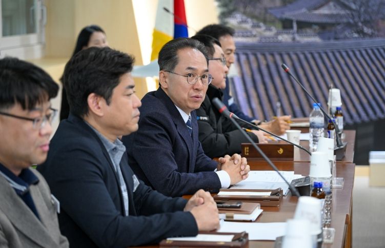 엄태현 영주시장 권한대행이 보고회에서 발언하고 있다.