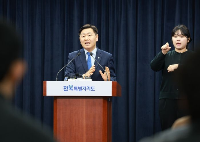 25일 전북특별자치도청 브리핑룸에서 김관영 도지사가 창업 활성화 정책 기자 브리핑을 하고 있다