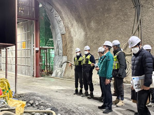 터널 공사 현장 점검 중인 김상수 부시장