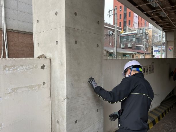 해빙기 대비 취약 시설물에 대한 안전 점검을 실시하는 모습