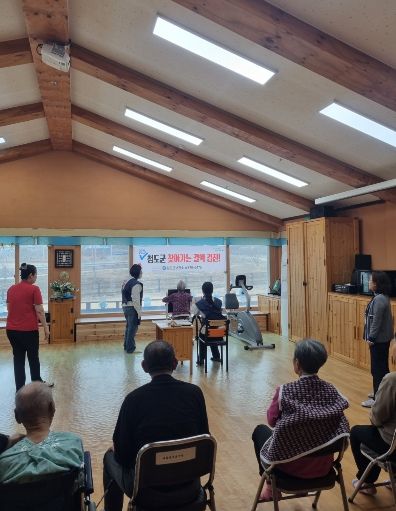 청도군, 어르신 대상 찾아가는 무료 결핵검진 지속 추진(화양읍소재 아람전문요양원-결핵엑스레이사진찍는모습)