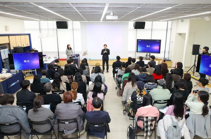 26일 서초유스센터에서 열린 ‘청소년 AI 정서지원 포럼’에서 전성수 서초구청장이 발언하고 있다.