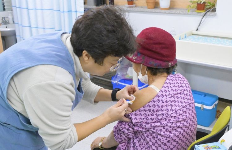 65세 이상 어르신 폐렴구균 무료 예방접종 실시