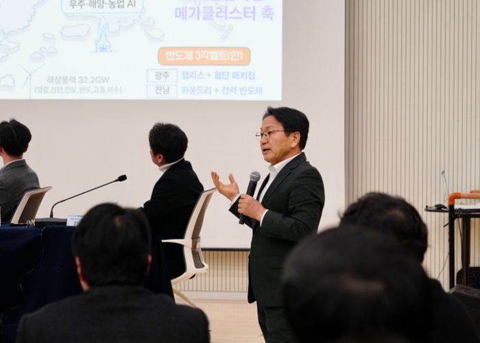 강기정 광주광역시장은 27일 첨단3지구 인공지능 중심 산업융합 집적단지 창업동 4층 컨퍼런스홀에서 열린 ‘광주·전남 통합으로 여는 AI·반도체 산업 비전 설명회’에서 미래비전을 설명하고 있다. /광주광역시 제공