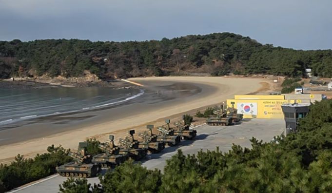 핵심부품국산화 개발품을 탑재한 ‘천마’가 표적기를 향해 유도탄을 발사하고 있다.