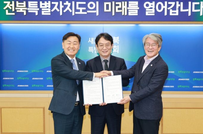 3일 전북특별자치도청 회의실에서 열린 전북 문화예술 및 관광브랜드 발전을 위한 (사)문화강국네트워크 업무협약식에 김관영 도지사와 이우종 (사)문화강국네트워크 이사장, 이경윤 문화관광재단 대표이사가 협약식을 갖고 있다