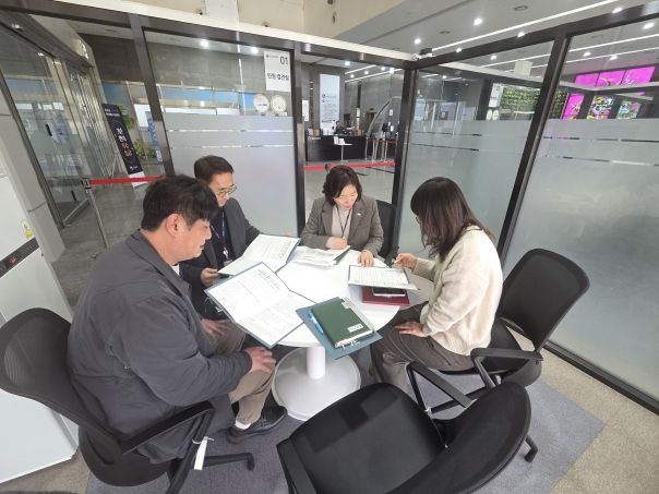 진안군, 진안형 기본소득 시동으로 정부에 국비 지원 공식 요청(진안군이 보건복지부 관계자를 만나 기본소득에 대해 이야기하고 있다)