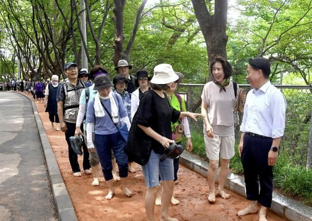 서대문구가 서울시 발표 ‘2025년 서울서베이’ 조사 결과 서울 자치구 가운데 ‘생활환경 만족도’ 종합 1위를 차지했다. 사진은 황톳길을 즐기는 주민들.