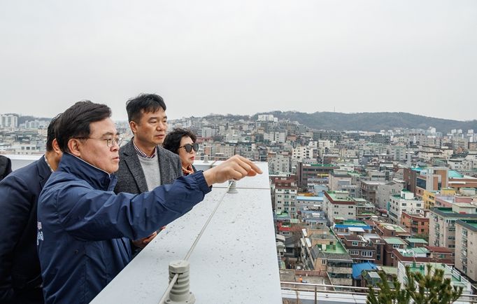 진교훈 서울 강서구청장(왼쪽 첫 번째)이 5일 ‘강서 국회대로 인근 도심공공주택복합사업 예정지구’로 지정된 화곡 2, 4, 8동 일대를 살펴보고 있다.