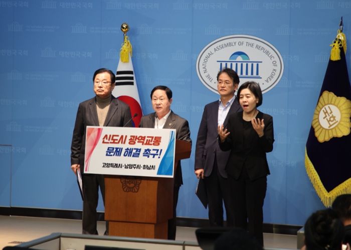 국회 소통관에서 공동 건의문을 발표 중인 주광덕 남양주시장(중앙)