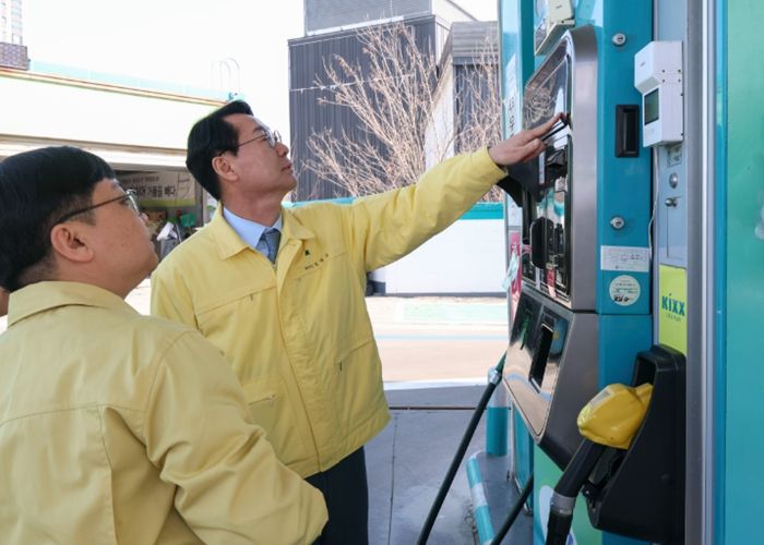 정명근 화성특례시장이 13일 오전 병점구 소재 주유소를 방문해 불시 현장점검을 실시했다.