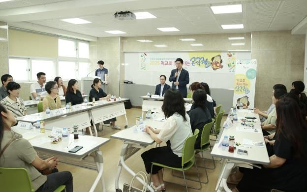 지난해 남강중학교에서 개최된 학교로 찾아가는 관악청에서 인사말 전하는 박준희 관악구청장