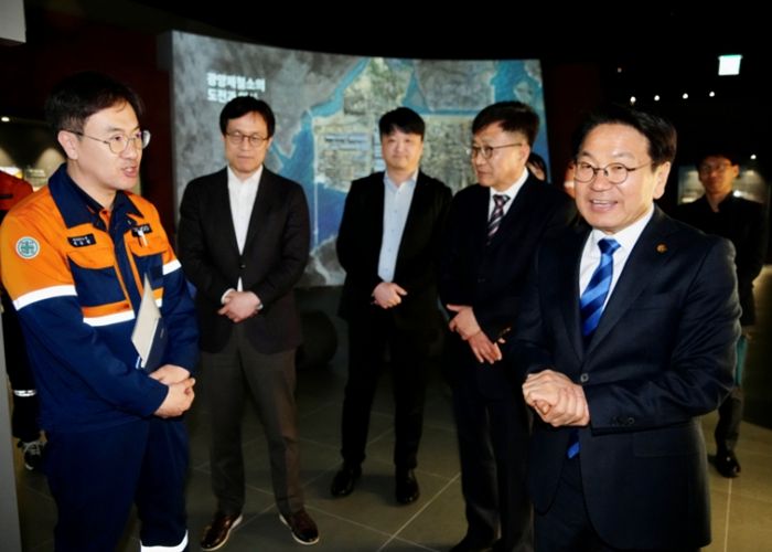 강기정 광주광역시장이 16일 포스코 광양제철소를 방문해 제철소 운영 현황을 살펴보고 에너지 운영 현황과 향후 전력 수급 계획 등을 청취하고 있다. /광주광역시 제공