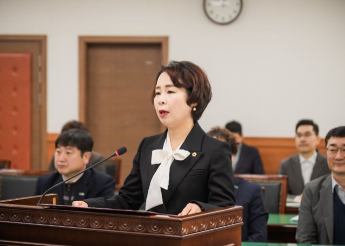 남양주시의회 318회 임시회 자치행정위원회에서 정현미 의원이 조례를 대표발의하고 있다.