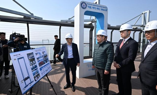 유정복 인천광역시장이 25일 청라하늘대교에서 개장을 앞둔 관광시설을 점검하고 있다.