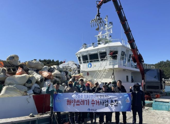 완도군에서 친환경 정화 운반선을 동원해 해양 쓰레기를 수거하는 모습