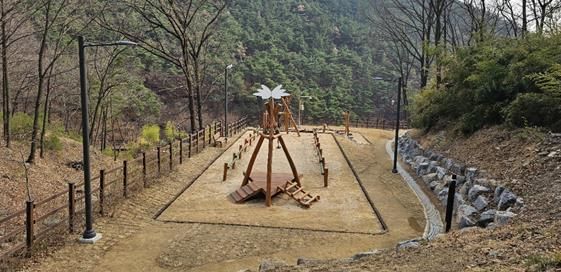 대구 동구청은 최근 대구 동구 도동 산49번지 일원 용암산성 산림휴양공원 내 숲길 정비사업을 완료했다.