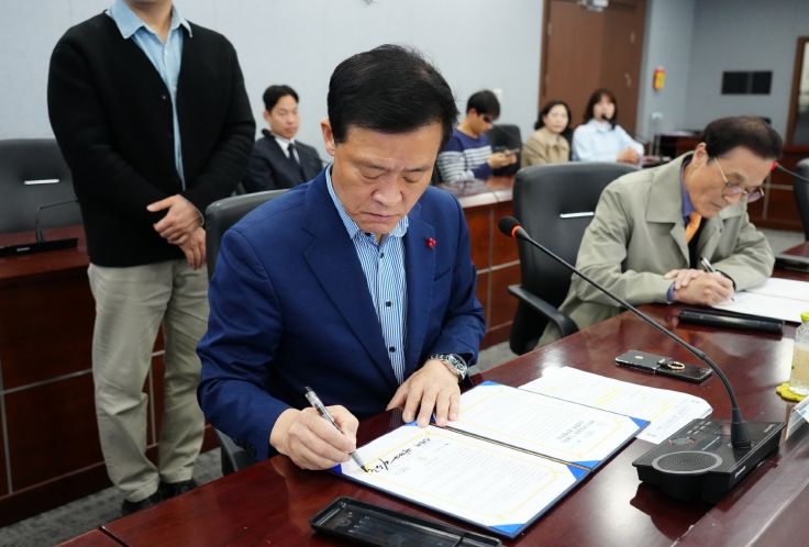 이승로 성북구청장(왼쪽)이 협약서에 서명하고 있다