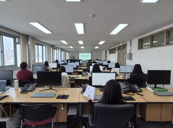 천안시가 서북구청에서 공무원을 대상으로 ‘생성형 AI 업무활용 실습교육’을 실시하고 있다.