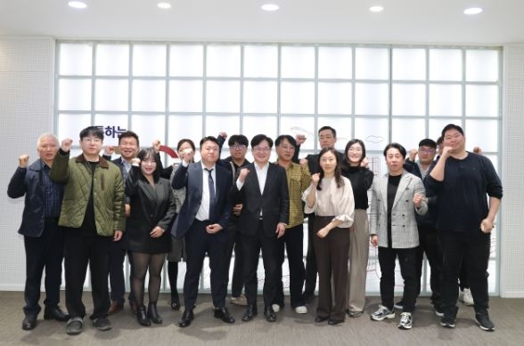 김포시(시장 김병수)가 25일 김포시청 중회의실에서 풍무역세권 등 관내 공동주택 입주예정자협의회와 간담회를 개최했다.