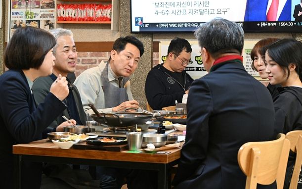 오세훈 서울시장이 27일(금), 소상공인 음식점을 방문해민생 현장의 애로사항과 골목상권 활성화 방안을 청취하고 있다.