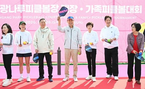 오세훈 서울시장이 29일(일) 광나루한강공원 피클볼장 개장식에서 시타 퍼포먼스에 참여하고 있다.