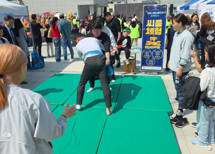 거제시청씨름단, ‘고고한 축제’서 씨름체험 부스 운영…시민들 큰 호응