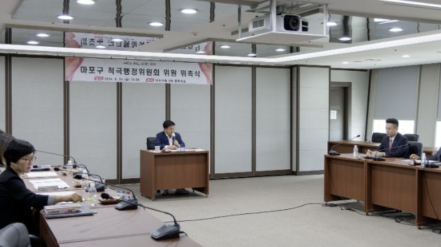 박강수 마포구청장이 마포구 적극행정위원회 위원 위촉식에서 인사말을 전하고 있다.